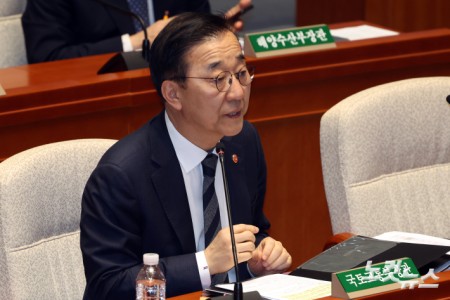8일 서울 여의도 국회에서 열린 예산결산특별위원회 전체회의에서 김윤덕 국토교통부 장관이 의원 질의에 답변을 하고 있다.