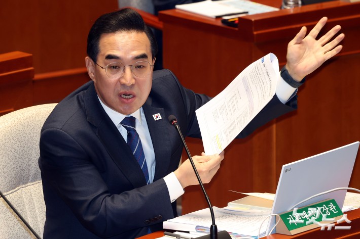 8일 서울 여의도 국회에서 열린 예산결산특별위원회 전체회의에서 박홍근 기획예산처 장관이 발언을 하고 있다.
