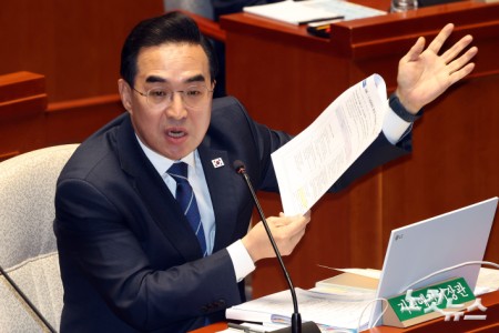 8일 서울 여의도 국회에서 열린 예산결산특별위원회 전체회의에서 박홍근 기획예산처 장관이 발언을 하고 있다.