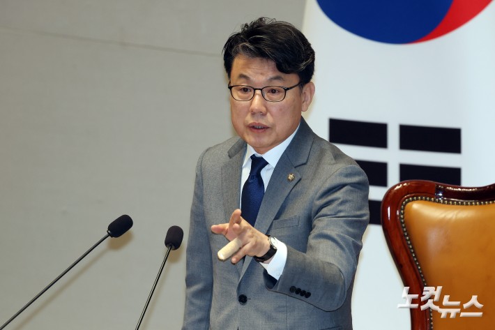 8일 서울 여의도 국회에서 열린 예산결산특별위원회 전체회의에서 진성준 위원장이 발언을 하고 있다.