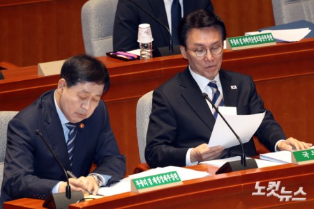 8일 서울 여의도 국회에서 열린 예산결산특별위원회 전체회의에서 김민석 국무총리와 구윤철 경제부총리 겸 재정경제부 장관이 자료를 살펴보고 있다.