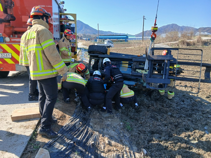 지게차에 깔린 A씨를 소방 대원이 구조하고 있다. 전북소방본부 제공