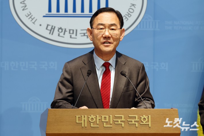 국민의힘 6·3 지방선거 대구시장 후보 경선에서 공천 배제(컷오프)된 주호영 의원이 8일 서울 여의도 국회 소통관에서 기자회견을 하고 있다.