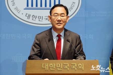 국민의힘 6·3 지방선거 대구시장 후보 경선에서 공천 배제(컷오프)된 주호영 의원이 8일 서울 여의도 국회 소통관에서 기자회견을 하고 있다.