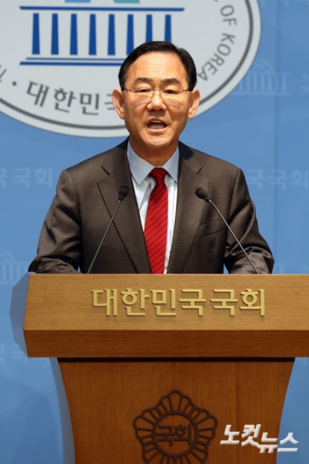 국민의힘 6·3 지방선거 대구시장 후보 경선에서 공천 배제(컷오프)된 주호영 의원이 8일 서울 여의도 국회 소통관에서 기자회견을 하고 있다.