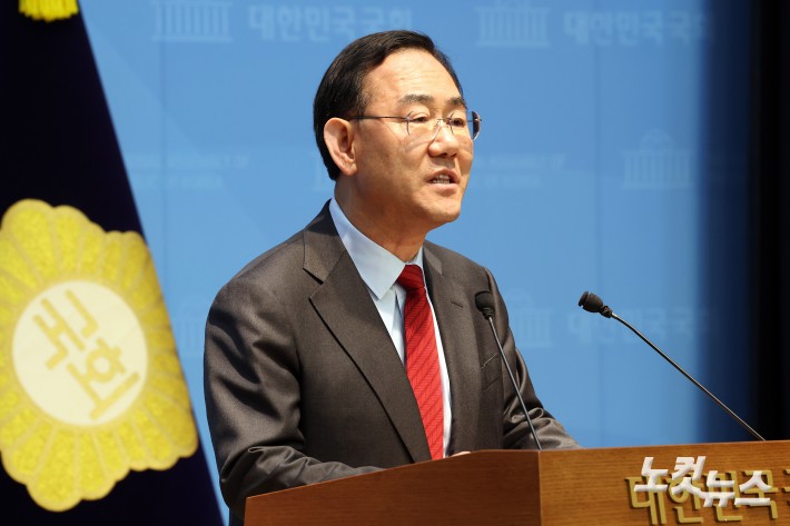 국민의힘 6·3 지방선거 대구시장 후보 경선에서 공천 배제(컷오프)된 주호영 의원이 8일 서울 여의도 국회 소통관에서 기자회견을 하고 있다.