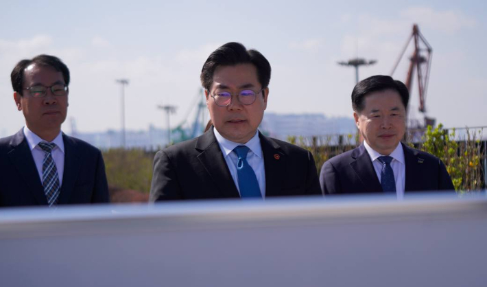 8일 인천 내항 재개발 현장을 찾은 박찬대(가운데) 의원 모습. 박 의원 측 제공