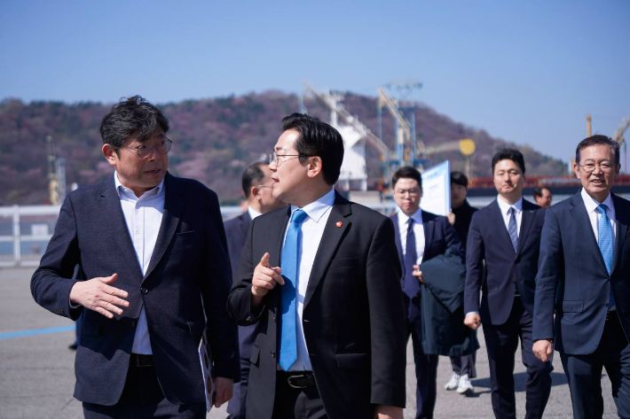 박찬대 의원이 관계자들과 인천 내항 일대를 둘러보고 있다. 박 의원 측 제공