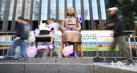 8일 서울 종로구 옛 주한 일본대사관 앞에서 열린 제1747차 일본군 성노예제 문제해결을 위한 정기 수요시위에서 바리케이드를 벗어난 소녀상의 모습이 보이고 있다. 평화의 소녀상은 지난 1일 수요시위에서 약 6년 만에 경찰 바리케이드를 벗어나 시민들 앞에 모습을 드러냈다. 경찰은 안전 문제를 고려해 전면 철거 대신 수요시위 시간에 한해 바리케이드를 개방하기로 했다.