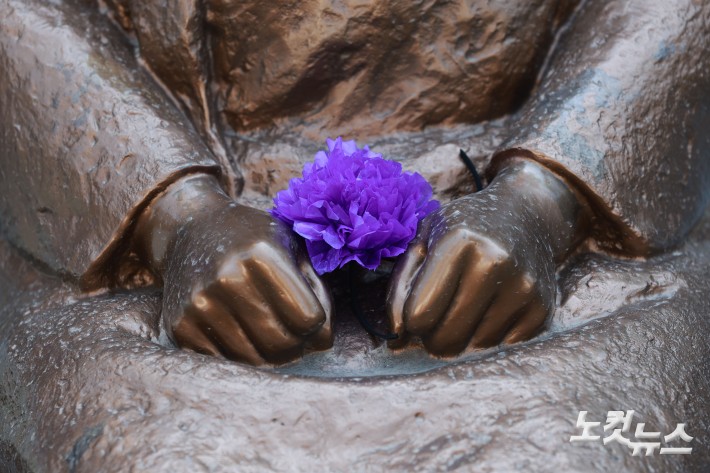 8일 서울 종로구 옛 주한 일본대사관 앞에서 열린 제1747차 일본군 성노예제 문제해결을 위한 정기 수요시위에서 바리케이드를 벗어난 소녀상의 모습이 보이고 있다. 평화의 소녀상은 지난 1일 수요시위에서 약 6년 만에 경찰 바리케이드를 벗어나 시민들 앞에 모습을 드러냈다. 경찰은 안전 문제를 고려해 전면 철거 대신 수요시위 시간에 한해 바리케이드를 개방하기로 했다.