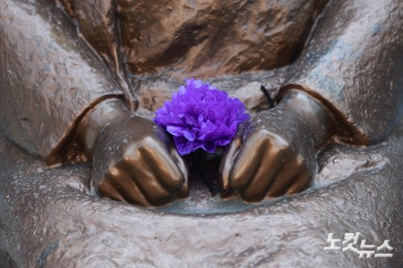 8일 서울 종로구 옛 주한 일본대사관 앞에서 열린 제1747차 일본군 성노예제 문제해결을 위한 정기 수요시위에서 바리케이드를 벗어난 소녀상의 모습이 보이고 있다. 평화의 소녀상은 지난 1일 수요시위에서 약 6년 만에 경찰 바리케이드를 벗어나 시민들 앞에 모습을 드러냈다. 경찰은 안전 문제를 고려해 전면 철거 대신 수요시위 시간에 한해 바리케이드를 개방하기로 했다.