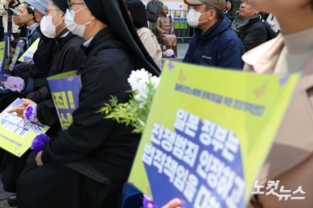 8일 서울 종로구 옛 주한 일본대사관 앞에서 열린 제1747차 일본군 성노예제 문제해결을 위한 정기 수요시위에서 바리케이드를 벗어난 소녀상의 모습이 보이고 있다. 평화의 소녀상은 지난 1일 수요시위에서 약 6년 만에 경찰 바리케이드를 벗어나 시민들 앞에 모습을 드러냈다. 경찰은 안전 문제를 고려해 전면 철거 대신 수요시위 시간에 한해 바리케이드를 개방하기로 했다.