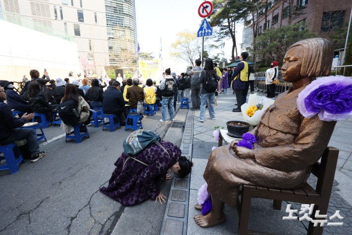 8일 서울 종로구 옛 주한 일본대사관 앞에서 열린 제1747차 일본군 성노예제 문제해결을 위한 정기 수요시위에서 바리케이드를 벗어난 소녀상의 모습이 보이고 있다. 평화의 소녀상은 지난 1일 수요시위에서 약 6년 만에 경찰 바리케이드를 벗어나 시민들 앞에 모습을 드러냈다. 경찰은 안전 문제를 고려해 전면 철거 대신 수요시위 시간에 한해 바리케이드를 개방하기로 했다.