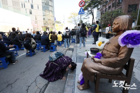 8일 서울 종로구 옛 주한 일본대사관 앞에서 열린 제1747차 일본군 성노예제 문제해결을 위한 정기 수요시위에서 바리케이드를 벗어난 소녀상의 모습이 보이고 있다. 평화의 소녀상은 지난 1일 수요시위에서 약 6년 만에 경찰 바리케이드를 벗어나 시민들 앞에 모습을 드러냈다. 경찰은 안전 문제를 고려해 전면 철거 대신 수요시위 시간에 한해 바리케이드를 개방하기로 했다.