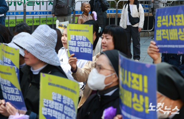 8일 서울 종로구 옛 주한 일본대사관 앞에서 열린 제1747차 일본군 성노예제 문제해결을 위한 정기 수요시위에서 바리케이드를 벗어난 소녀상의 모습이 보이고 있다. 평화의 소녀상은 지난 1일 수요시위에서 약 6년 만에 경찰 바리케이드를 벗어나 시민들 앞에 모습을 드러냈다. 경찰은 안전 문제를 고려해 전면 철거 대신 수요시위 시간에 한해 바리케이드를 개방하기로 했다.