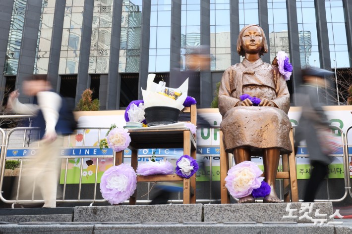 8일 서울 종로구 옛 주한 일본대사관 앞에서 열린 제1747차 일본군 성노예제 문제해결을 위한 정기 수요시위에서 바리케이드를 벗어난 소녀상의 모습이 보이고 있다. 평화의 소녀상은 지난 1일 수요시위에서 약 6년 만에 경찰 바리케이드를 벗어나 시민들 앞에 모습을 드러냈다. 경찰은 안전 문제를 고려해 전면 철거 대신 수요시위 시간에 한해 바리케이드를 개방하기로 했다.