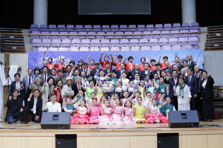 천안시기독교총연합회 2026부활절새생명문화축제 임원과 참가자들이 기념촬영을 하고있다. 천안시기독교총연합회 제공 