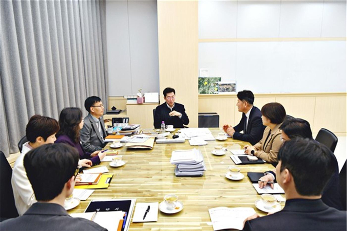 화물자동차 임시주차장 조성을 위한 회의 장면. 원주시 제공 