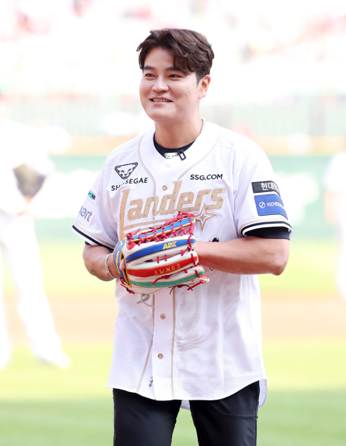 추신수 SSG 랜더스 구단주 보좌역 겸 육성총괄의 은퇴식이 열린 지난해 6월 14일 인천 SSG랜더스필드에서 추 보좌역이 시포에 나서고 있다. SSG 랜더스 제공