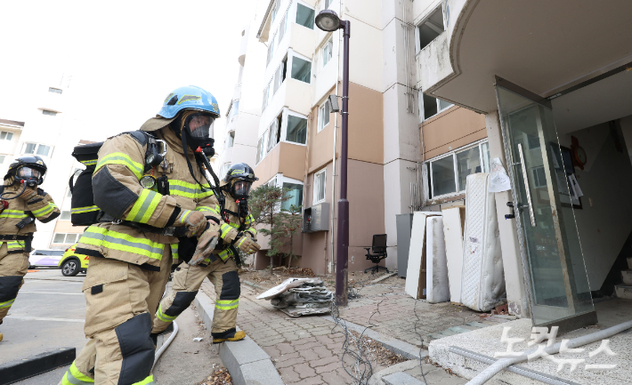재난예방 활동을 펼치고 있는 소방대원들. 류영주 기자