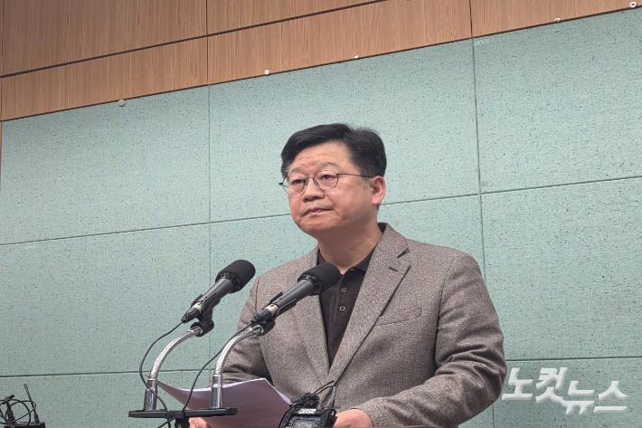 민주당 안호영 전북도지사 경선 후보가 8일 오후 전북도의회에서 기자회견을 하고 있다. 최명국 기자