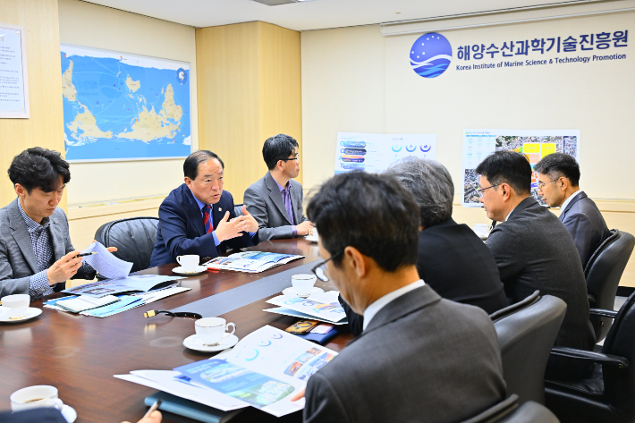 해양수산과학기술진흥원을 찾은 속초시 방문단. 속초시 제공