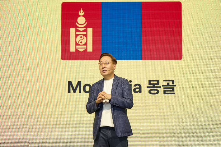 카카오뱅크 윤호영 대표이사가 8일 서울시 영등포구에서 열린 '2026 카카오뱅크 프레스톡'에서 신규 글로벌 진출 국가인 '몽골'에 대해 소개하고 있다. 카카오뱅크 제공