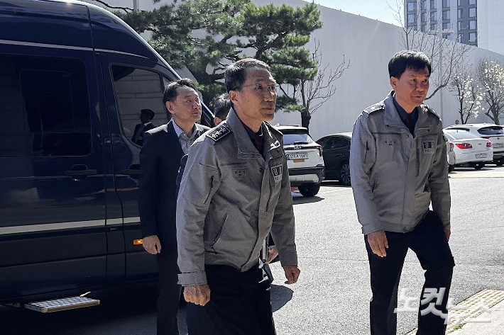 유재성 경찰청장 직무대행이 8일 '정부 달러 강제 매각설' 등 가짜뉴스 사건을 수사 중인 경기남부경찰청 사이버수사대를 방문해 허위·조작정보 대응 현황을 점검하고 일선 수사관들을 격려했다. 김수진 기자