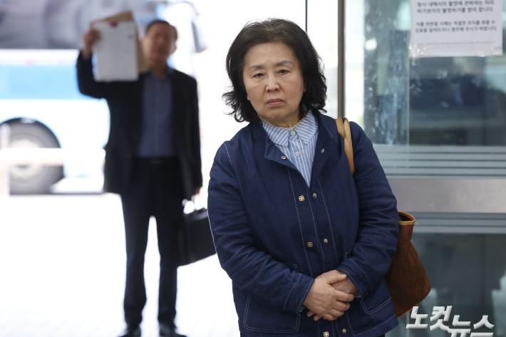 김영선 전 국민의힘 의원이 이달초 서울 서초구 서울중앙지법에서 열리는 오세훈 서울시장의 여론조사 대납 의혹 사건 1심 속행 공판에 증인신문을 위해 출석하고 있다. 류영주 기자 