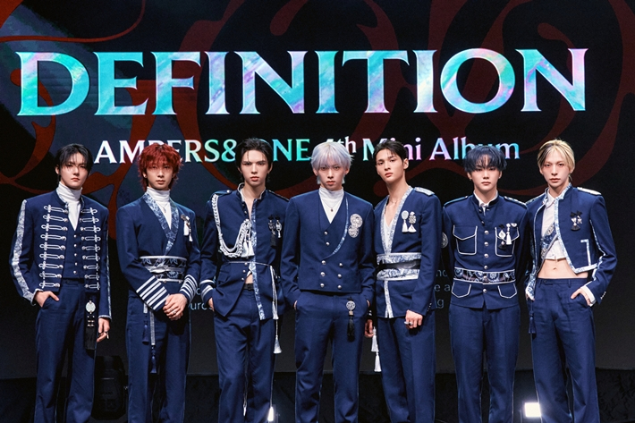 그룹 앰퍼샌드원이 8일 오후 2시 서울 용산구 노들섬 라이브하우스에서 미니 4집 '데피니션' 쇼케이스를 열었다. FNC엔터테인먼트 제공