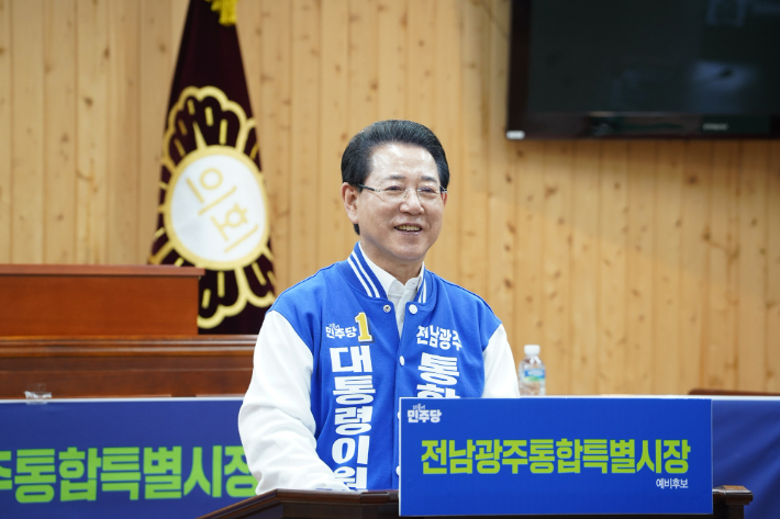  김영록 민주당 전남광주특별시장 결선 후보는 8일 강진군의회에서 가진 기자회견을 통해, 천년 문화고도 강진을 '글로벌 K-관광 콘텐츠 허브'로 육성하겠다는 내용의 맞춤형 공약을 발표했다. 김 후보 측 제공