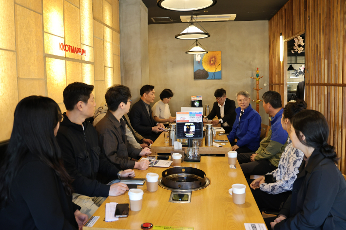 더불어민주당 전남광주통합특별시장 결선 후보인 민형배 국회의원(광주 광산구을)은 8일 광주 서구 동천동 골목형상점가를 방문해 상인들을 만난 뒤 골목상권 육성 정책을 내놓았다. 민 후보 측 제공  