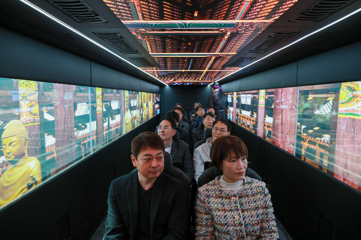 '골든 신라 경주 XR 버스' 출범식 참석자들이 차량에 탑승해 XR 콘텐츠를 체험하고 있다. 경주시 제공