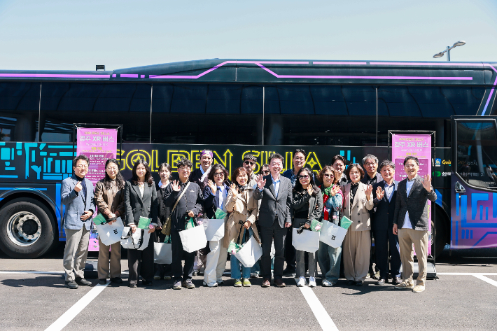 경주시가 8일 하이코 주차장에서 '골든 신라 경주 XR 버스' 출범식을 열고 있다. 경주시 제공