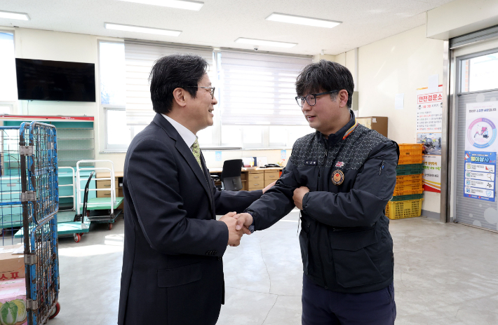 박인환 본부장(왼쪽)이 가스폭발로 추정되는 사고 현장에서 시민의 생명을 구한 한상근 집배원을 만나 격려하고 있다. 우정사업본부 제공