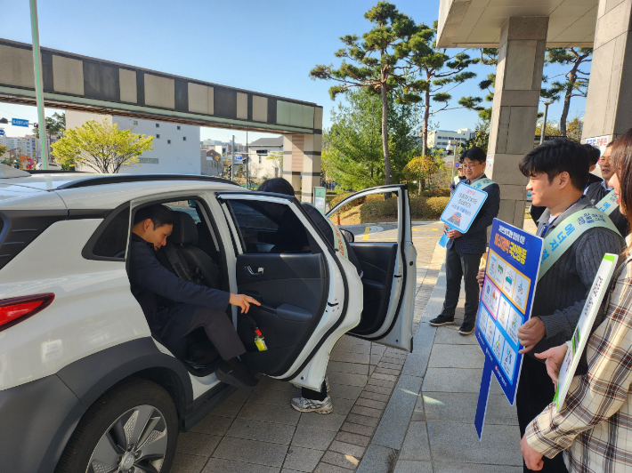한국동서발전은 8일 공공기관 차량 2부제 시행에 맞춰 직원 참여형 '출근길 차량 동승 캠페인'을 진행했다. 한국동서발전 제공