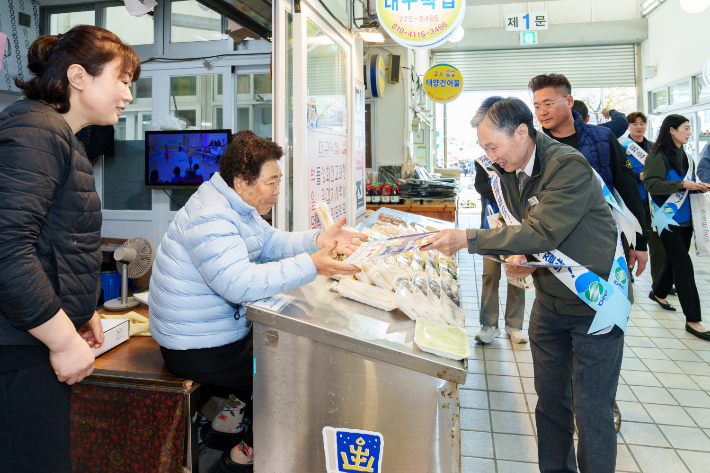 월성본부 권원택 본부장이 에너지 절약 방법이 담긴 홍보물을 상인에게 전달하고 있다. 월성본부 제공
