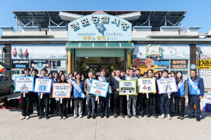 '자원안보 위기 극복 동참 에너지 절약 캠페인' 참석자들이 기념사진을 촬영하고 있다. 월성본부 제공