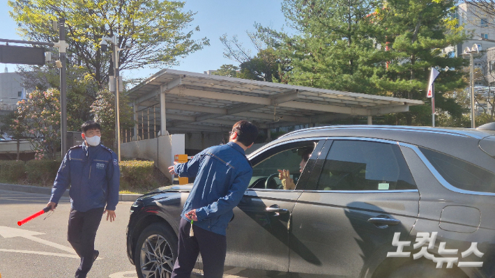 8일 오전 8시 30분쯤 광주광역시 서구청 주차장 입구. 구청 관계자들이 진입 제한 대상 차량 차주에게 차를 돌려야 한다고 설명하고 있다. 한아름 기자