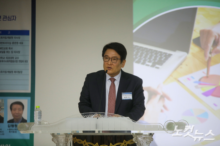 한국서번트리더십훈련원 유성준 목사가 '통합돌봄 시대의 서번트 리더십'을 주제로 발제하고 있다. 최화랑 기자