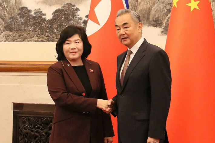 최선희 북한 외무상이 작년 9월 베이징 낚시터(댜오위타이·釣魚臺) 국빈관에서 왕이 중국 외교부장과 회담했다. 연합뉴스