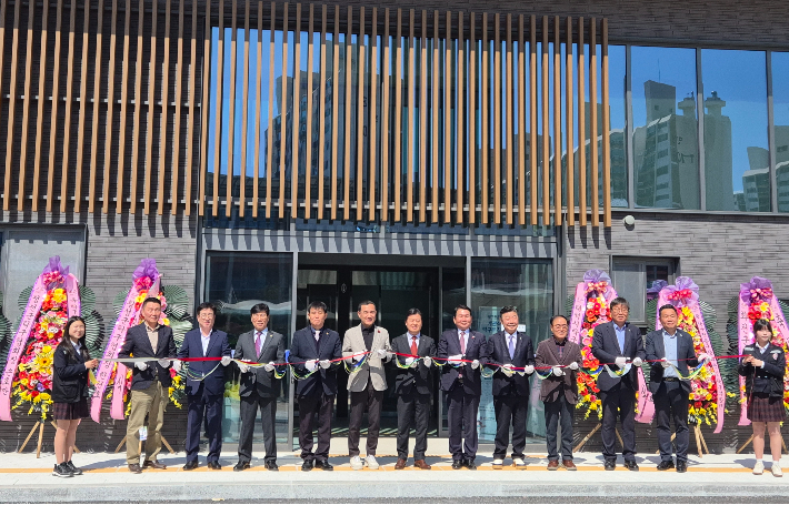 남춘천여중은 8일 탁구 전용구장 개관식 및 탁구부 창단식을 교육계와 시·도 체육회 관계자들이 참석한 가운데 성황리에 개최했다. 강원교육청 제공