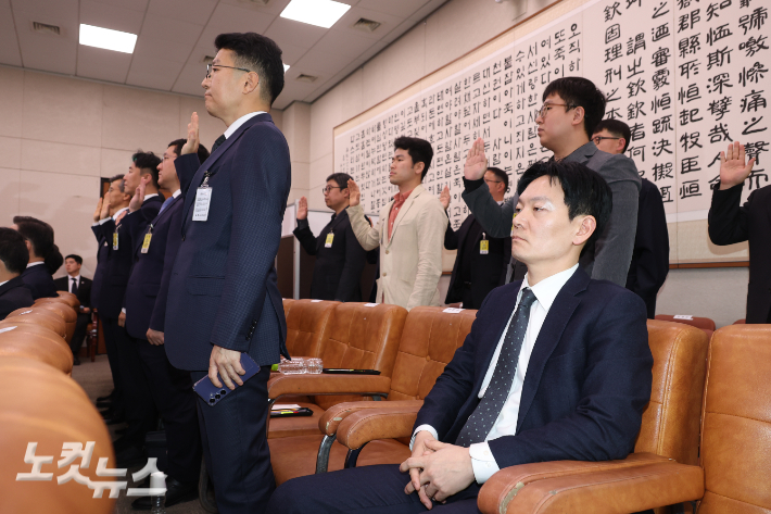 '쌍방울 대북 송금' 의혹 사건의 수사 책임자인 박상용 인천지검 부부장검사가 3일 서울 여의도 국회에서 열린 윤석열 정권 정치검찰 조작기소 의혹사건 진상규명 국정조사 특별위원회 전체회의에서 증인선서를 거부하며 자리에 앉아 있다. 윤창원 기자