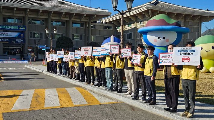전남 여수시청 직원들이 차량 2부제 참여를 독려하고 있다. 여수시 제공