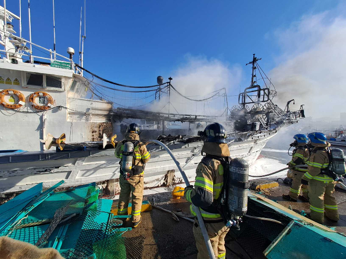 주문진 선박 화재 진화에 나선 소방관들. 강원소방본부 제공