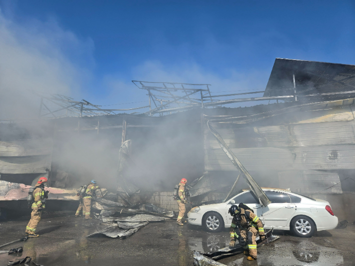 8일 오후 2시 5분쯤 부산 강서구 우레탄 폼 제조 공장에서 불이 나 5천만 원 상당의 재산피해가 났다. 부산소방재난본부 제공