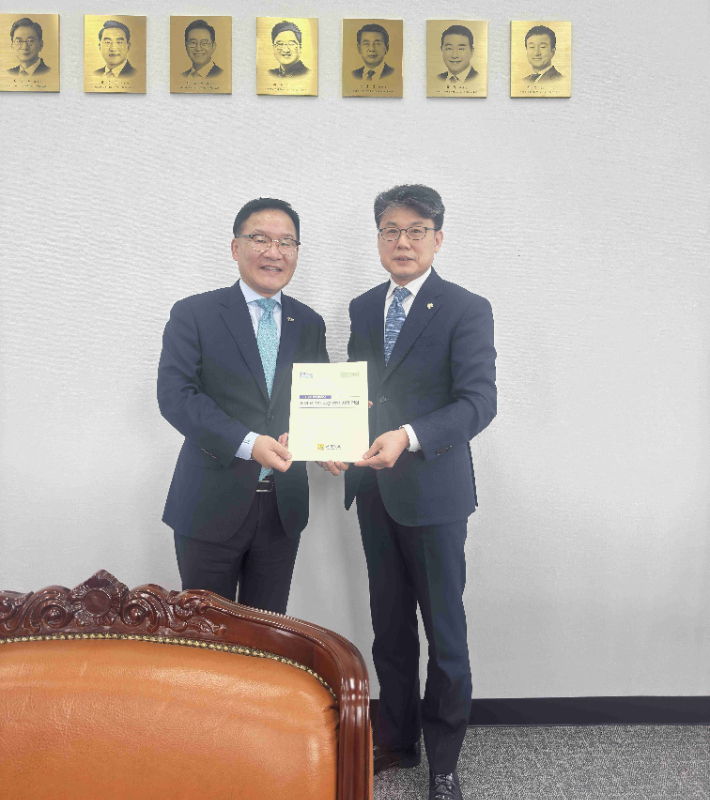 강위원 부지사는 지난 6일 더불어민주당 소속 진성준 국회 예산결산특별위원장을 잇따라 면담하고 전남·광주 행정통합 비용 573억 원 등을 2026년 제1회 추가경정예산에 반영되도록 힘써줄 것을 건의했다. 전라남도 제공