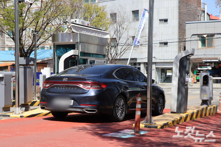 번호판 끝자리가 8인 차량이 청주시청 제2임시청사를 빠져나가고 있다. 임성민 기자