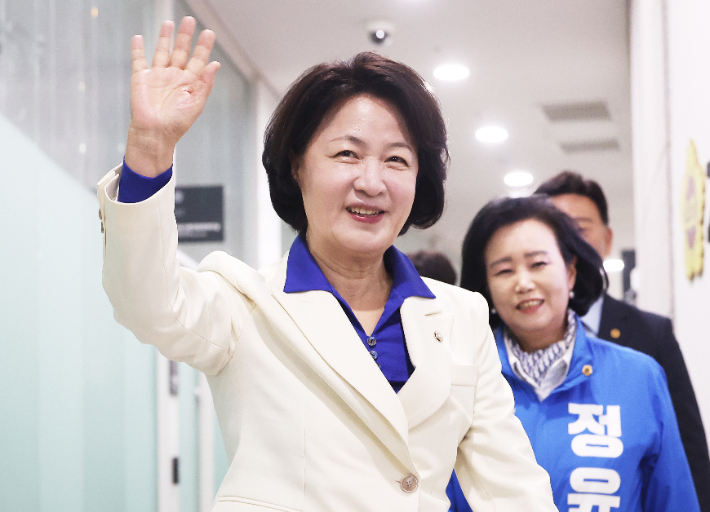 더불어민주당 추미애 경기도지사 후보가 8일 경기도 수원시 경기도의회 기자회견장에 들어서고 있다. 연합뉴스