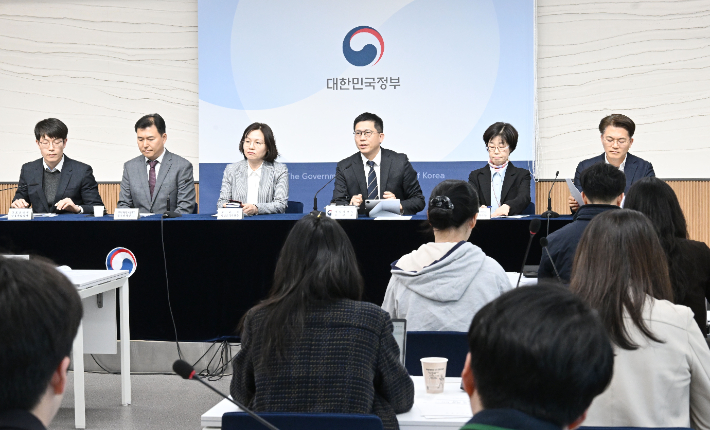 재정경제부 강기룡(오른쪽 세 번째) 차관보가 8일 사전 브리핑을 통해 '중동전쟁 관련 품목별 가격동향 점검 및 대응' 관련 내용을 설명하고 있다. 재정경제부 제공